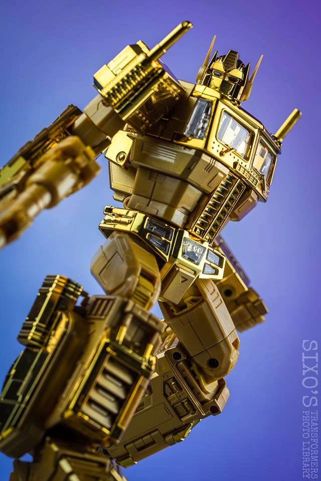 Takara MP10G MP-10G Masterpiece Optimus Prime Gold Lagoon Edition - Image 2