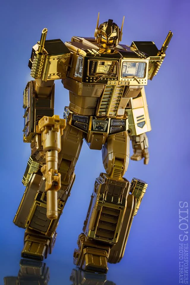 Takara MP10G MP-10G Masterpiece Optimus Prime Gold Lagoon Edition - Image 3